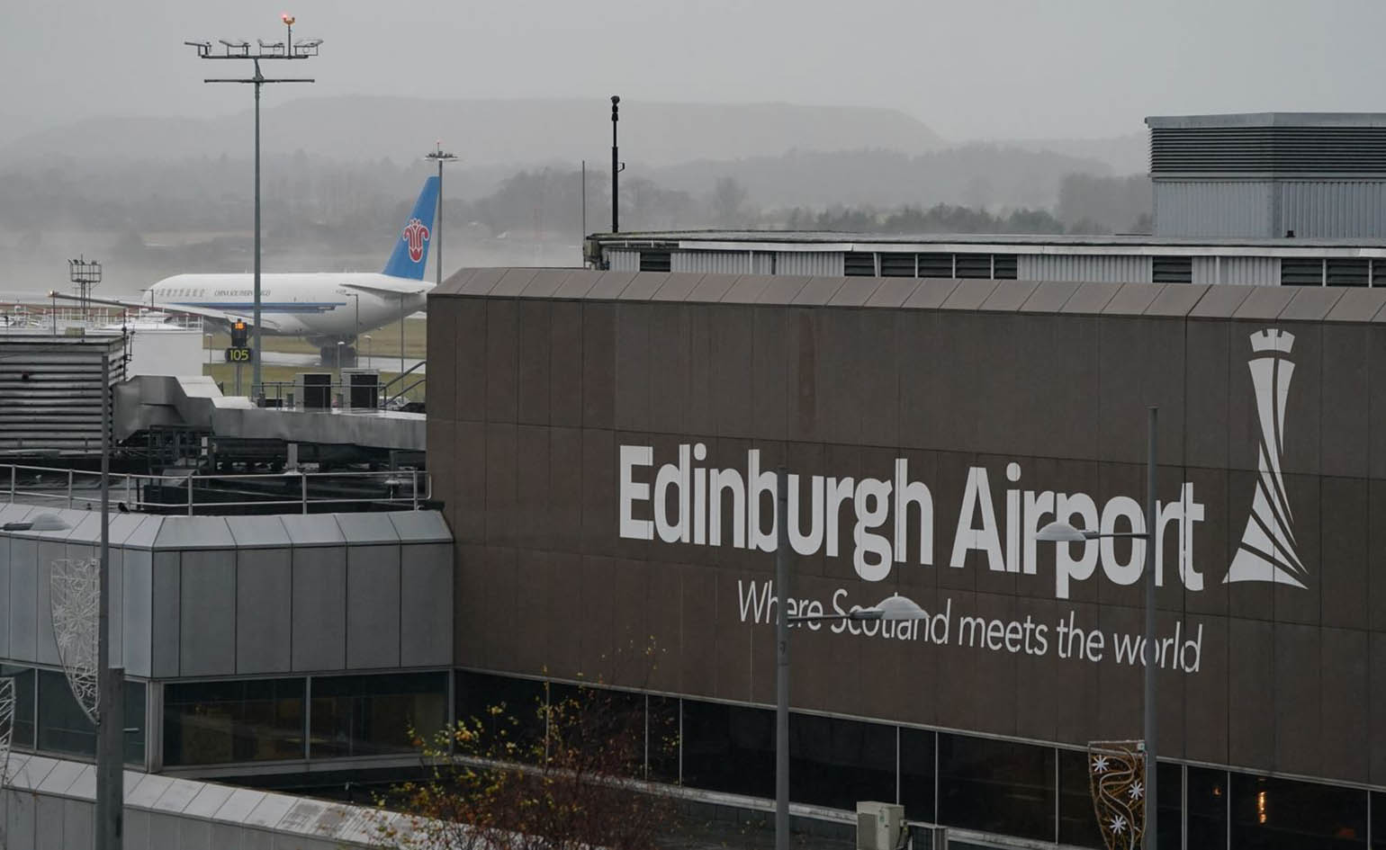 Navigating the Skies: A Comprehensive Guide to Booking the Most Affordable Flights to Edinburgh